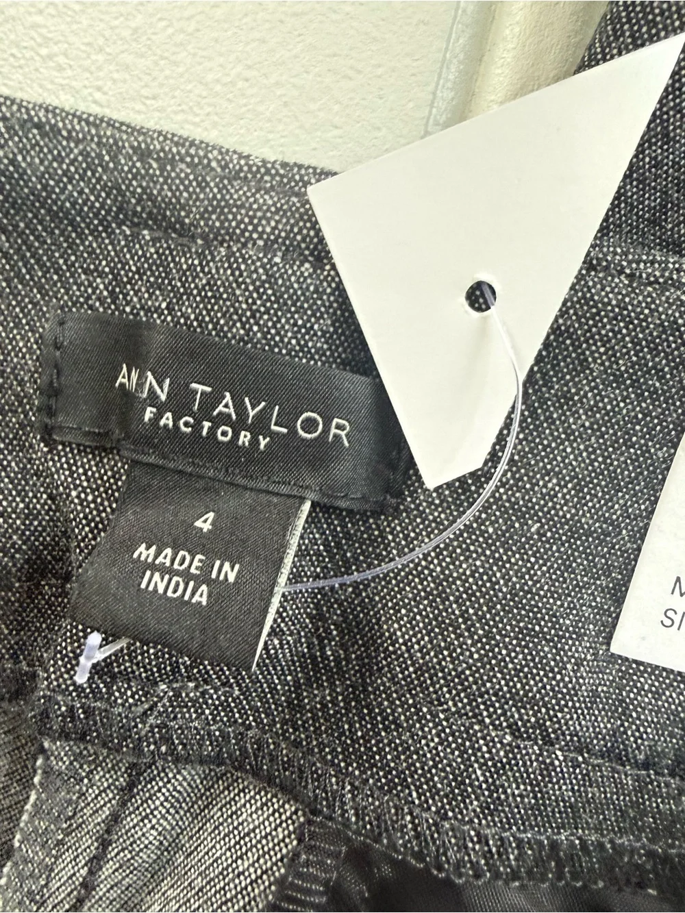 ANN TAYLOR  DARK GRAY The ANKLE PANTS Curvy Fit 4 NEW 3093